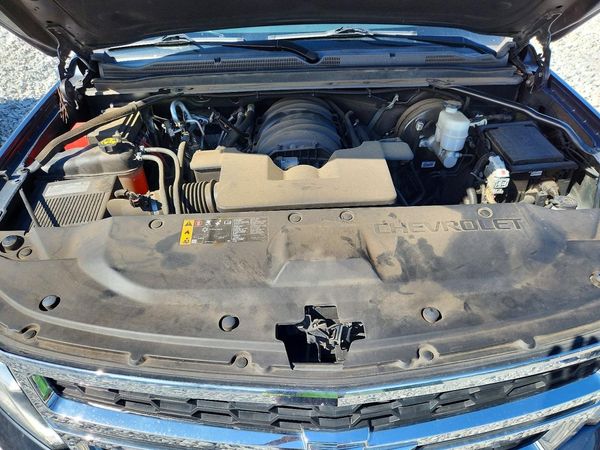 2019 CHEVROLET SUBURBAN LT — Engine bay