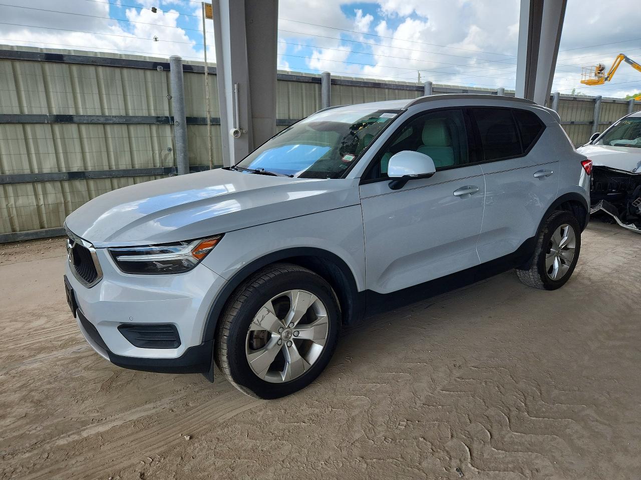 2020 VOLVO XC40 Momentum — Front 3/4