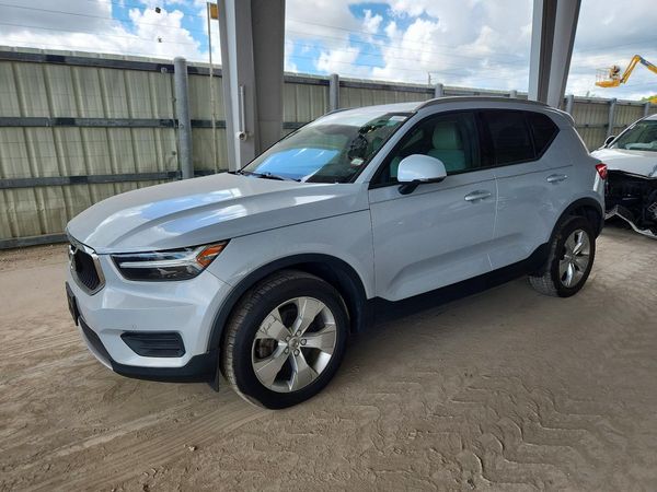 2020 VOLVO XC40 Momentum — Front 3/4