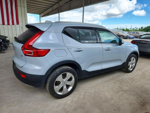 2020 VOLVO XC40 Momentum — PSRA