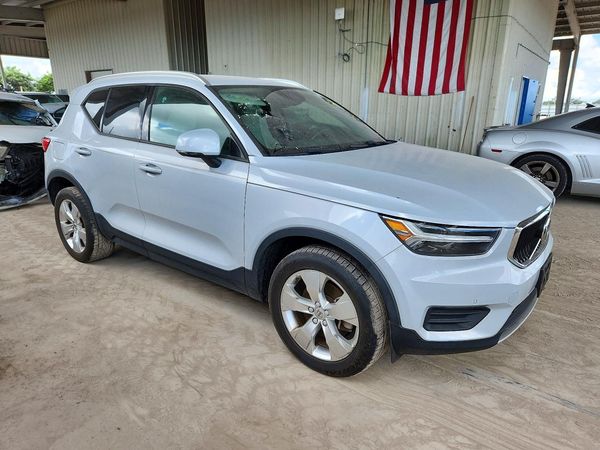 2020 VOLVO XC40 Momentum — Passenger 3/4