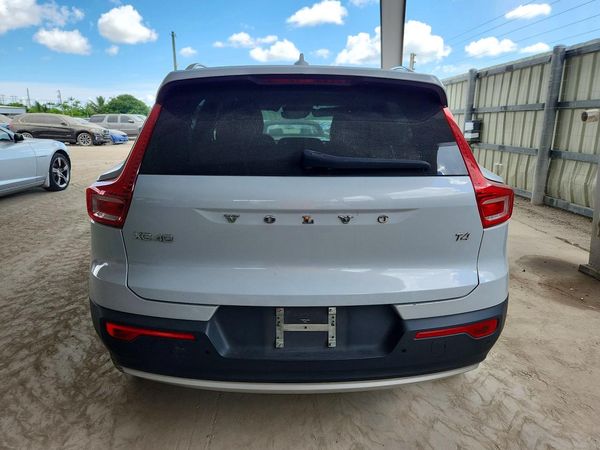 2020 VOLVO XC40 Momentum — DIRR