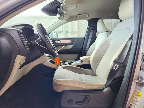 2020 VOLVO XC40 Momentum — DENT
