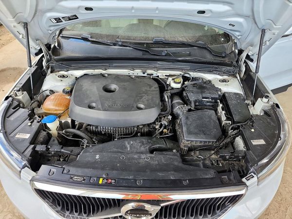 2020 VOLVO XC40 Momentum — Engine bay