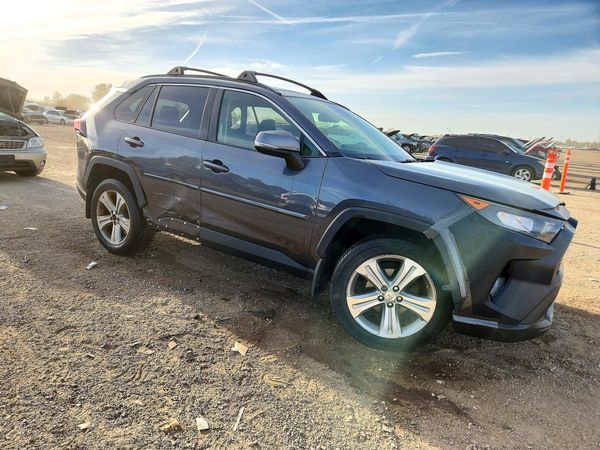 2019 TOYOTA RAV4 LE — Passenger 3/4