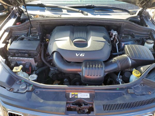 2014 JEEP CHEROKEE Laredo — Engine bay