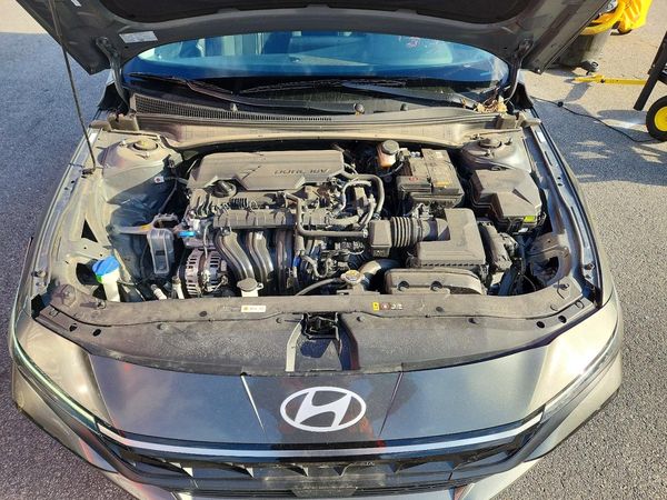 2025 HYUNDAI ELANTRA SEL Convenience — Engine bay