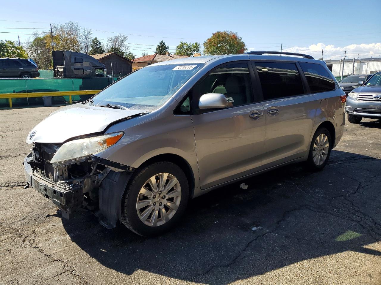 2015 TOYOTA SIENNA — Front 3/4