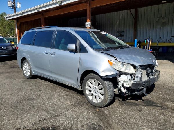 2015 TOYOTA SIENNA — Passenger 3/4