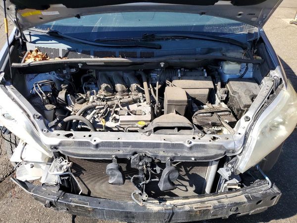 2015 TOYOTA SIENNA — Engine bay