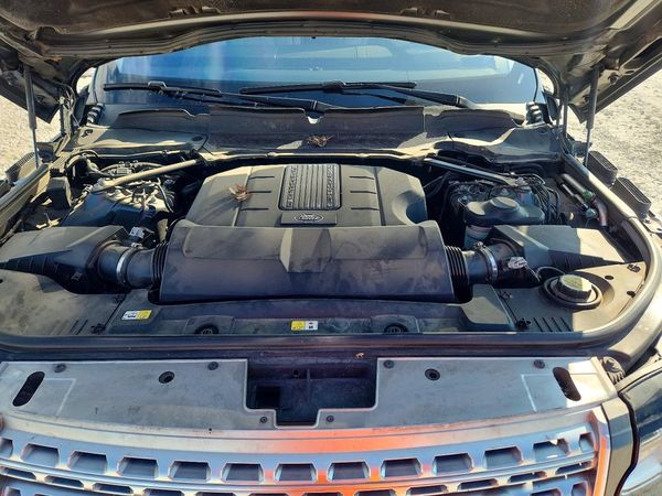 2017 LAND ROVER RANGE ROVER — Engine bay