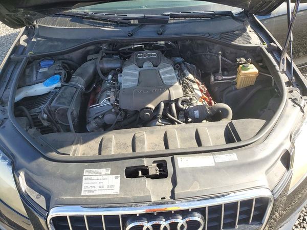 2012 AUDI Q7 S Line Prestige — Engine bay