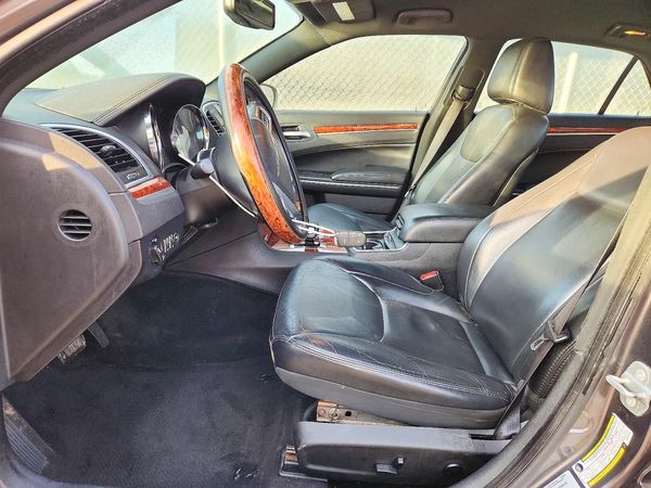 2014 CHRYSLER 300 — DENT