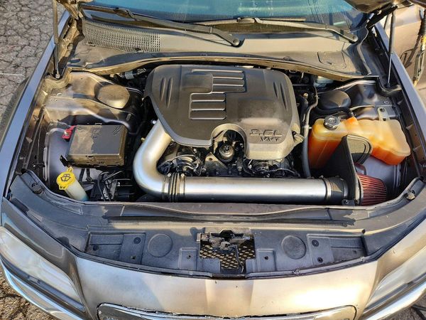 2014 CHRYSLER 300 — Engine bay