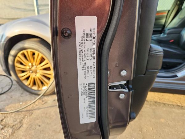 2014 CHRYSLER 300 — VINS