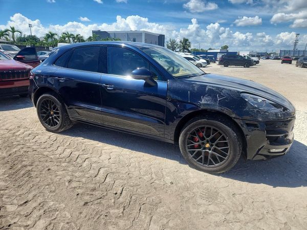 2017 PORSCHE MACAN — Passenger 3/4