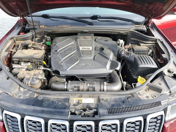 2018 JEEP GRAND CHEROKEE Limited — Engine bay