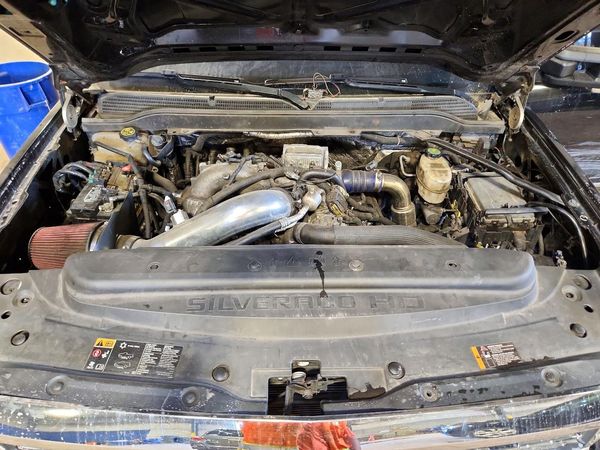 2018 CHEVROLET SILVERADO LTZ — Engine bay