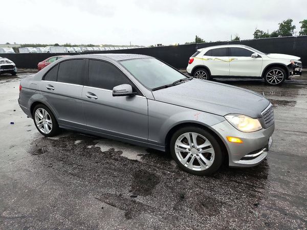 2013 MERCEDES-BENZ C C250 — Passenger 3/4