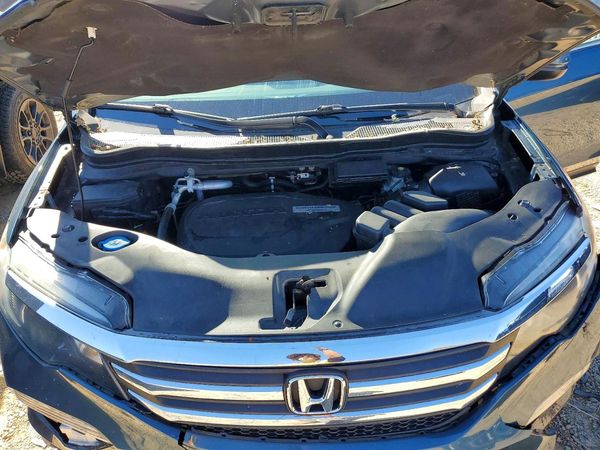 2017 HONDA PILOT EXL — Engine bay