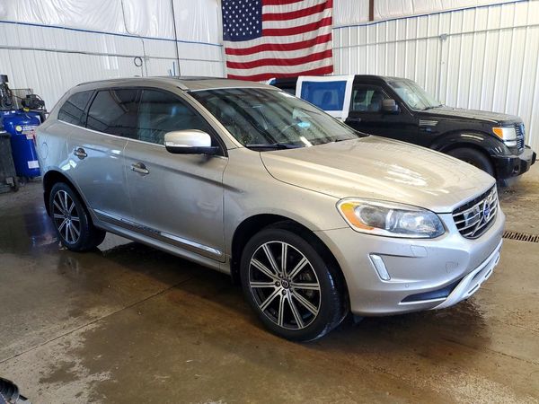2015 VOLVO XC60 Platinum (non R design) — Passenger 3/4