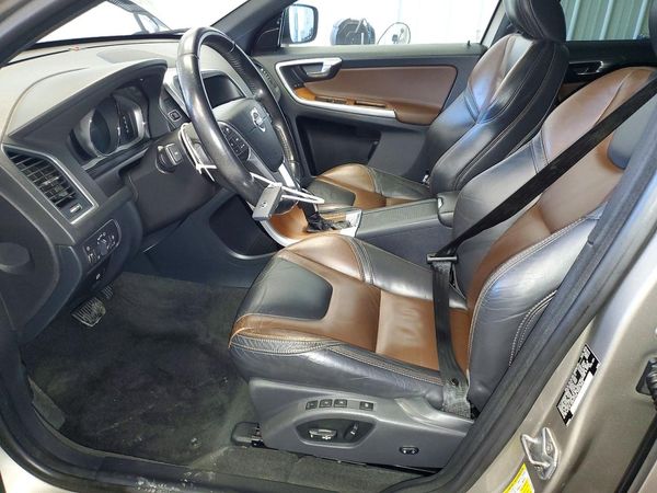 2015 VOLVO XC60 Platinum (non R design) — DENT