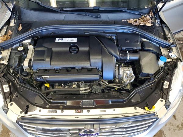 2015 VOLVO XC60 Platinum (non R design) — Engine bay
