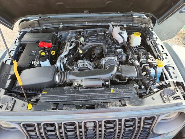 2026 JEEP GLADIATOR Rubicon — Engine bay