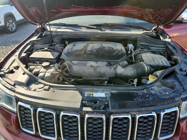 2017 JEEP GRAND CHEROKEE Limited — Engine bay