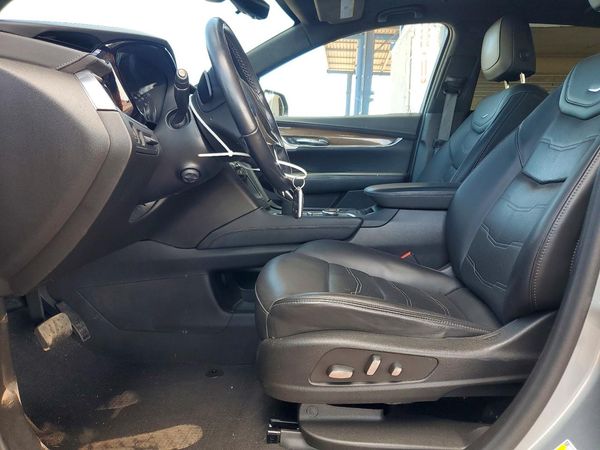 2023 CADILLAC XT5 Platinum Premium Luxury — DENT