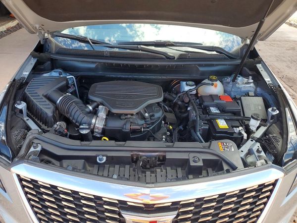 2023 CADILLAC XT5 Platinum Premium Luxury — Engine bay