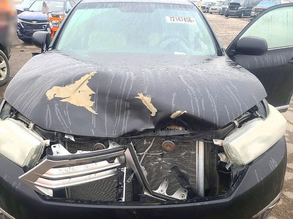 2013 TOYOTA HIGHLANDER Base/Hybrid — Engine bay