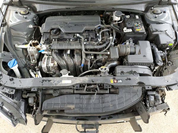 2025 HYUNDAI ELANTRA SEL Convenience — Engine bay