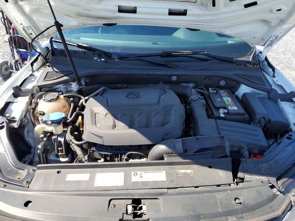 2019 VOLKSWAGEN PASSAT Wolfsburg — Engine bay