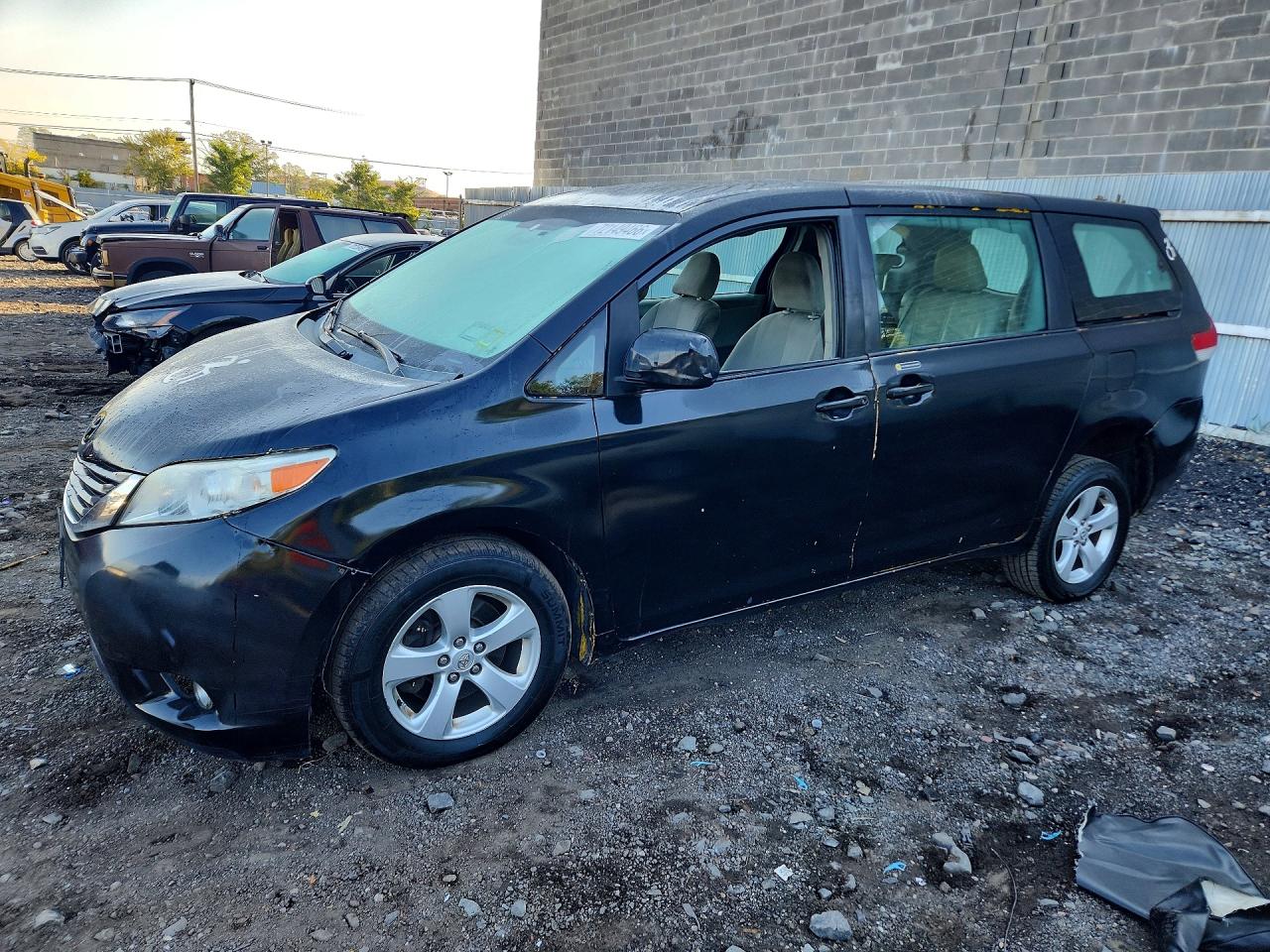 2013 TOYOTA SIENNA — Front 3/4