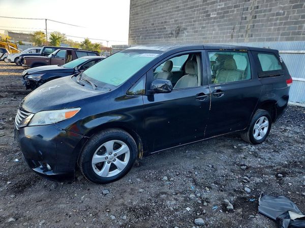 2013 TOYOTA SIENNA — Front 3/4
