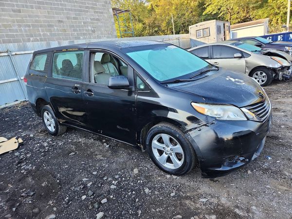 2013 TOYOTA SIENNA — Passenger 3/4
