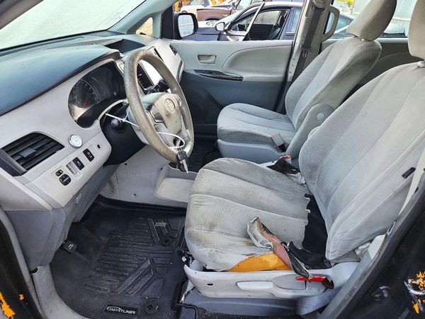 2013 TOYOTA SIENNA — DENT