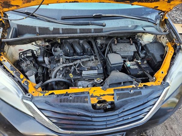 2013 TOYOTA SIENNA — Engine bay