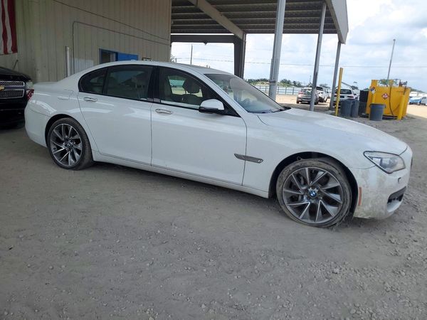 2013 BMW 750 750i/Alpina B7 — Passenger 3/4