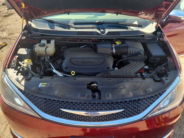 2019 CHRYSLER PACIFICA Limited — Engine bay