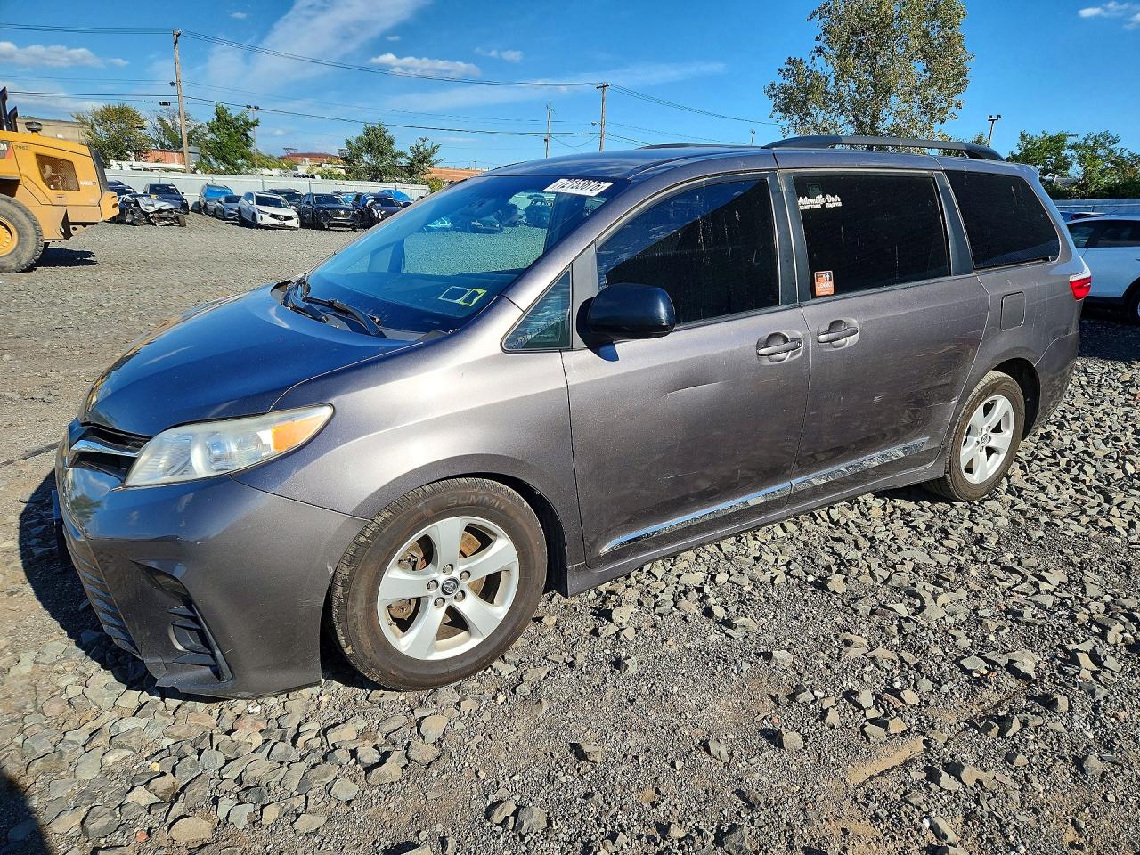 2018 TOYOTA SIENNA LE — Front 3/4