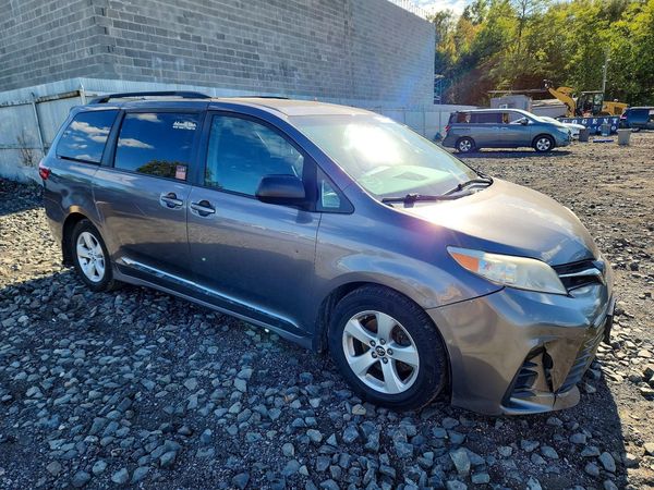 2018 TOYOTA SIENNA LE — Passenger 3/4
