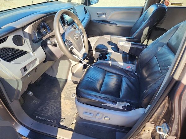 2018 TOYOTA SIENNA LE — DENT
