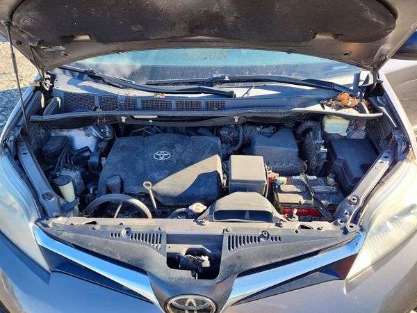 2018 TOYOTA SIENNA LE — Engine bay