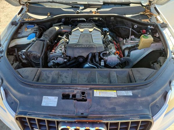 2014 AUDI Q7 S Line Prestige — Engine bay