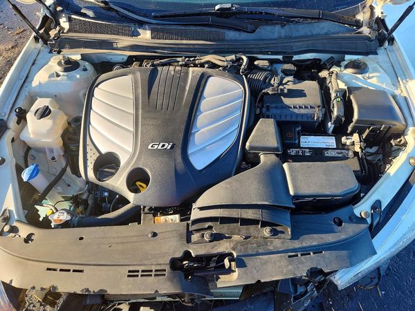 2015 KIA CADENZA — Engine bay