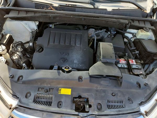 2016 TOYOTA HIGHLANDER Base/Hybrid — Engine bay
