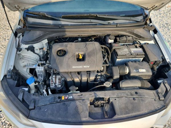 2018 HYUNDAI ELANTRA — Engine bay