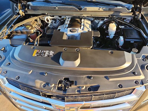 2017 CADILLAC ESCALADE Premium Luxury — Engine bay